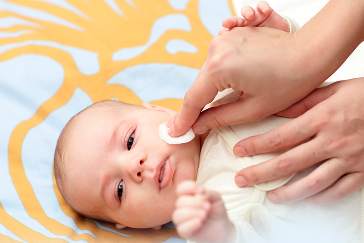 Saiba como higienizar corretamente os olhos do bebê.