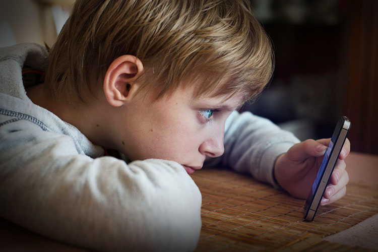 Miopia cresce entre as crianças devido ao uso excessivo de smartphones.