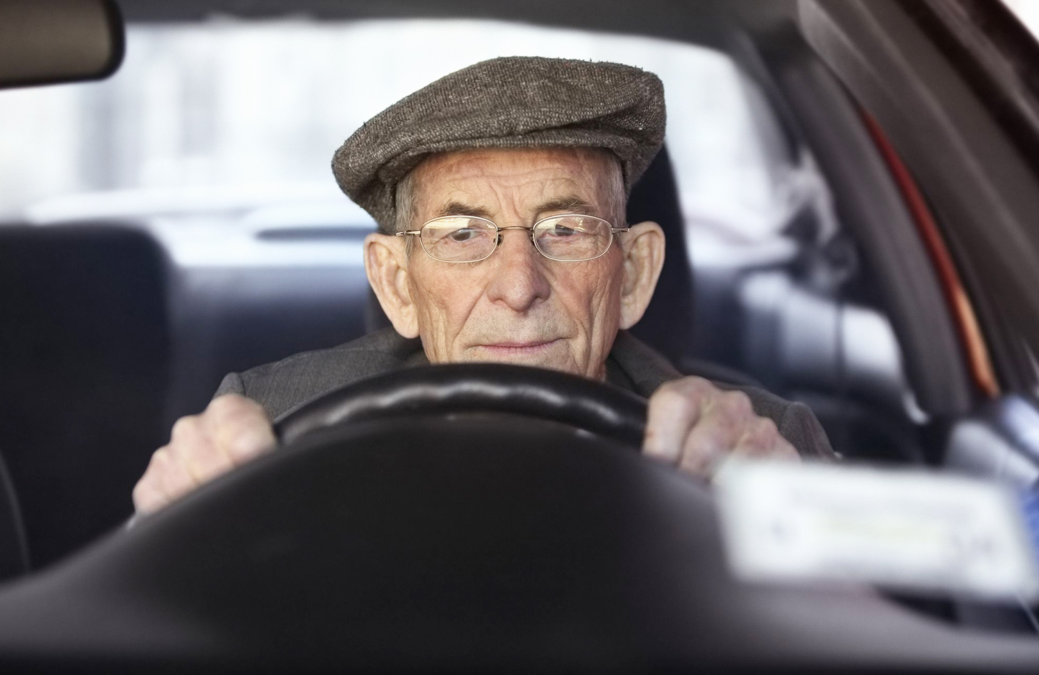 Quais os problemas de visão que podem impossibilitar o idoso à direção?